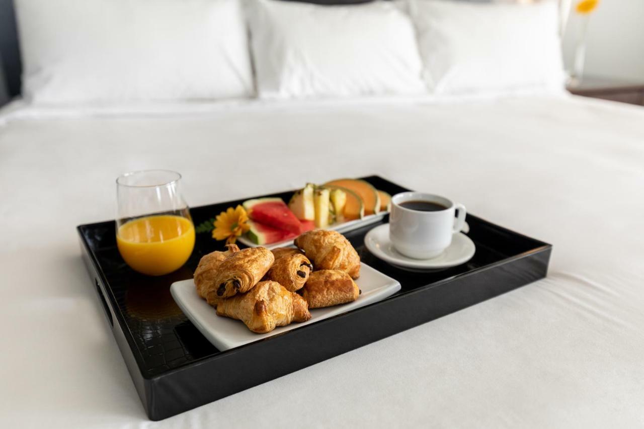 Imperia Hotel Et Suites บูว์เชอร์วิลล์ ภายนอก รูปภาพ